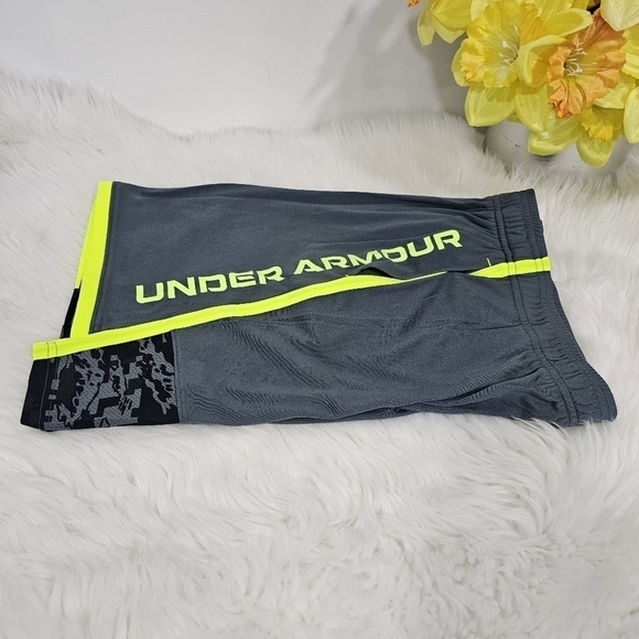 Under Armour Boy's shorts,  size medium gray/green new. - Picture 3 of 12